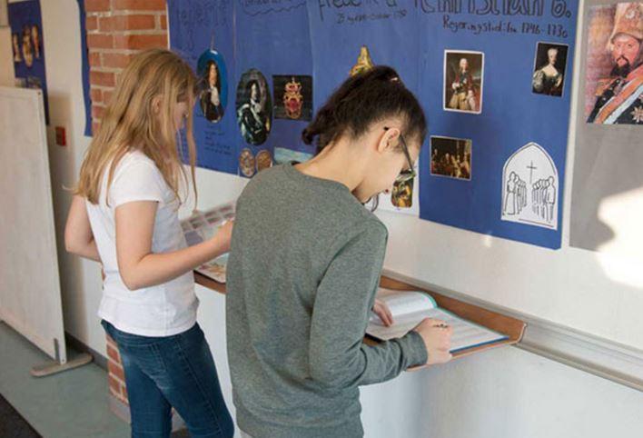 2 Schüler stehend an ZAP Wandschienen arbeitend, Bild 1, 3.3.2026