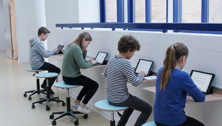 Schüler an ZAP Wandschienen arbeitend, Bild 1, 3.3.2026